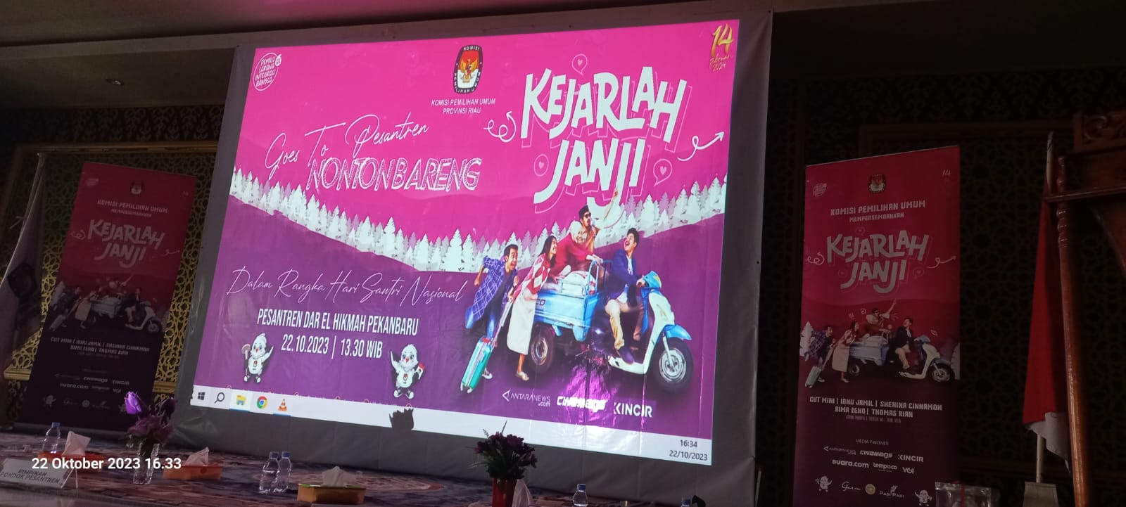 KPU Provinsi Riau Gelar Nobar Film ‘Kejarlah Janji’ di Pesantren Dar El Hikmah di Hari Santri 2023