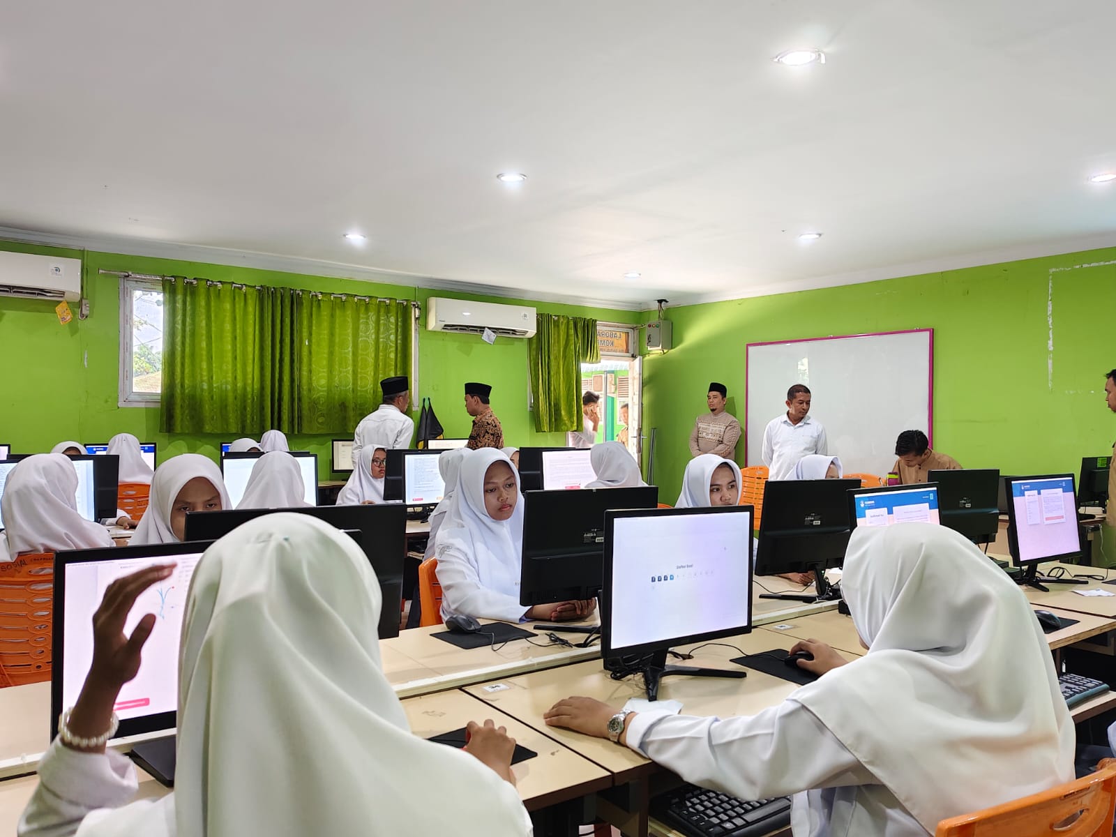 Moda Online, Asesmen Nasional 2024 MA Darul Hikmah Berjalan Lancar