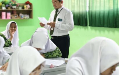 Monitoring Ujian Sumatif Akhir Semester oleh Kepala Madrasah Tsanawiyah Darul Hikmah