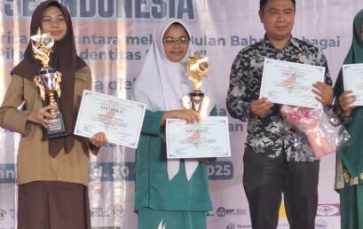 Depani Qonita Santri MTs Darul Hikmah Raih Juara 3 Dalam Lomba Puisi Tingkat SMP Bulan Bahasa 2025 di UNRI