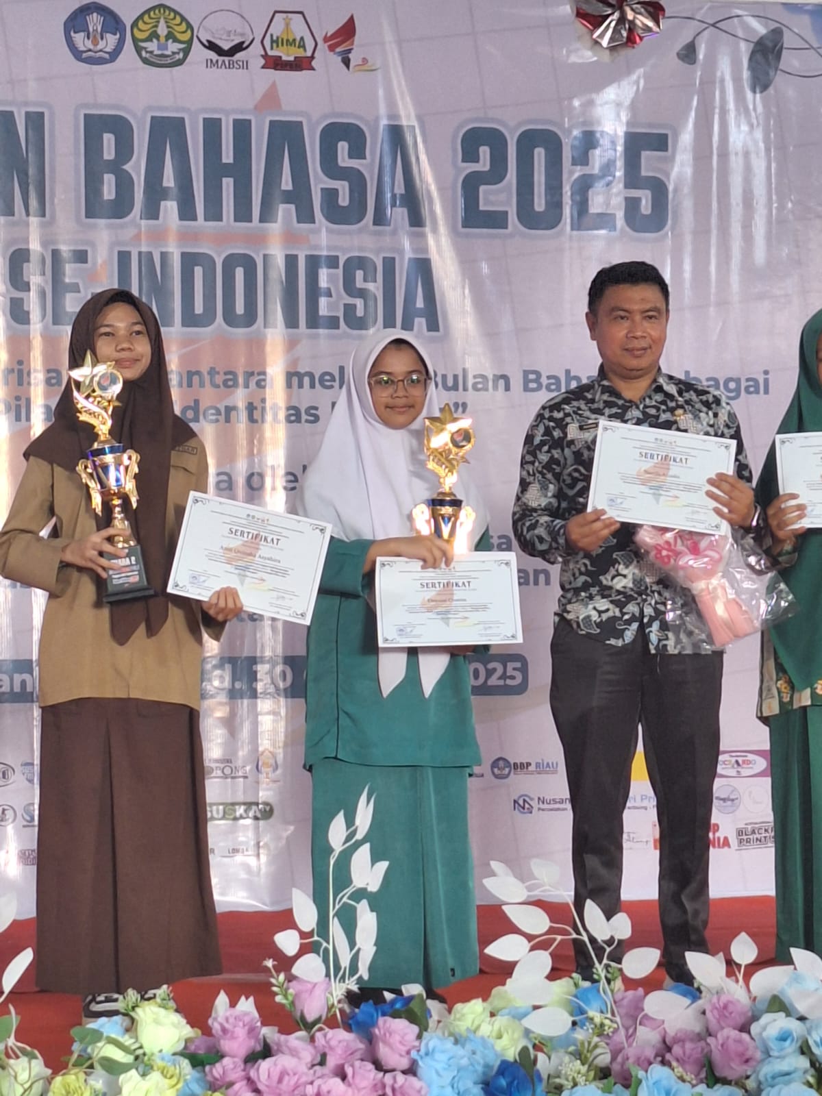 Depani Qonita Santri MTs Darul Hikmah Raih Juara 3 Dalam Lomba Puisi Tingkat SMP Bulan Bahasa 2025 di UNRI