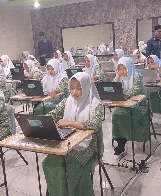 Pelaksanaan Asesmen Sumatif Akhir Tahun Kelas 10 & 11 MA Darul Hikmah