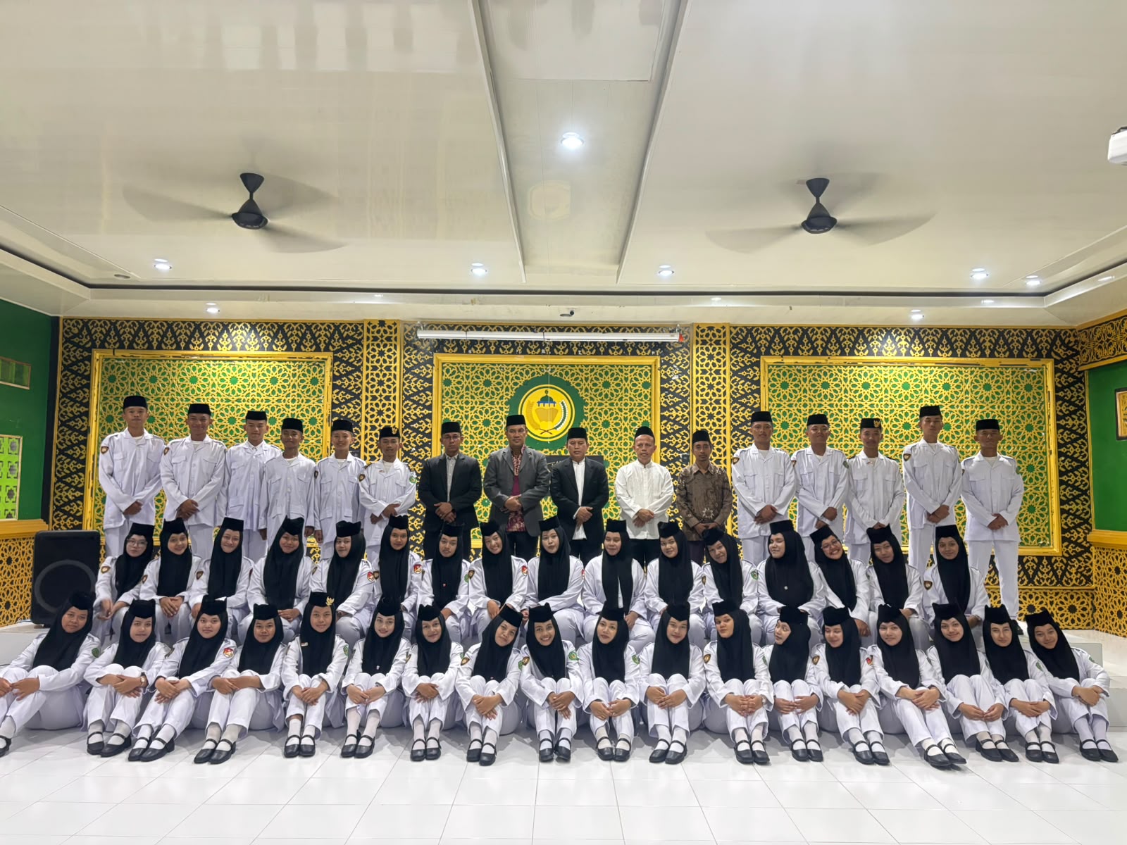 Paskibra Dar El Hikmah Resmi Dikukuhkan, Diharap Jadi Pelopor Disiplin dan Kebaikan Paskibra Dar El Hikmah Resmi Dikukuhkan, Diharap Jadi Pelopor Disiplin dan Kebaikan